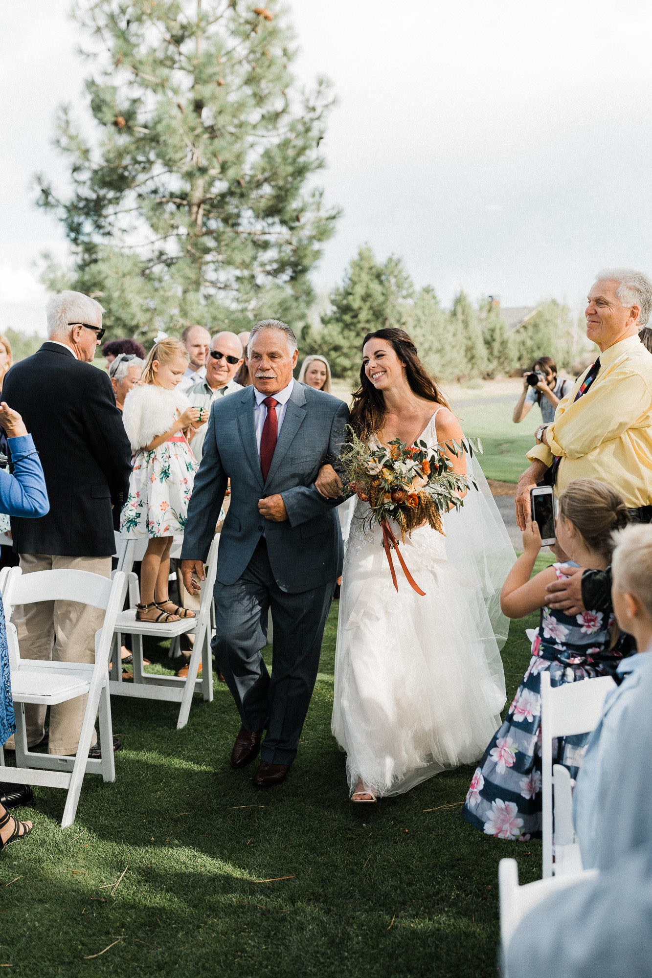 Father walks bride down the aisle at Broken Top Club in Bend, Oregon